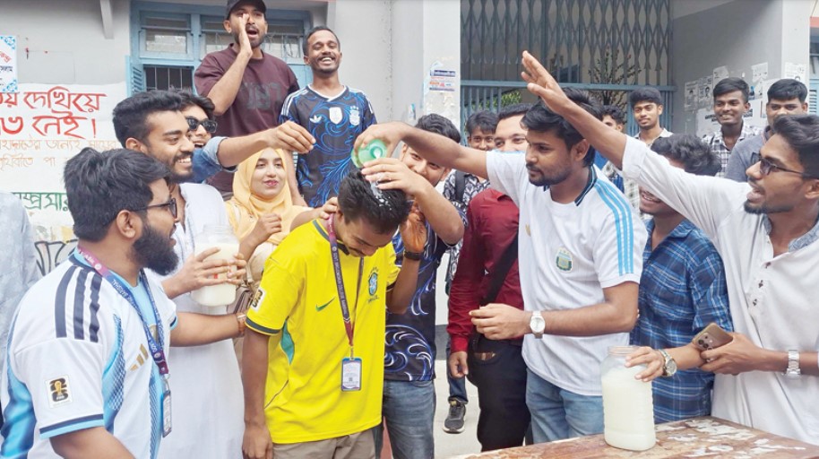 বরিশালে দুধ-সে‌ভেন আপ দি‌য়ে গোসল ক‌রে ব্রা‌জিল ত্যাগ