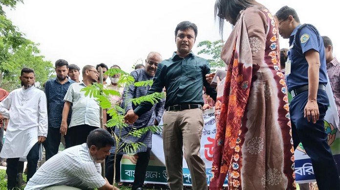 উজিরপুর পৌরসভায় বৃক্ষরোপণ কর্মসূচির উদ্বোধন