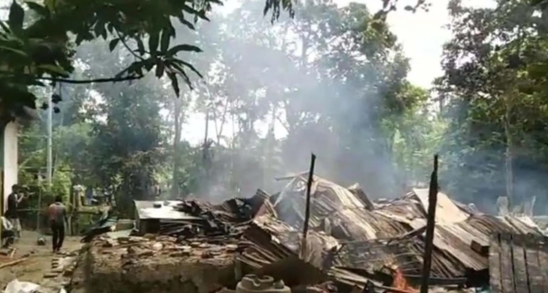 বরিশালে অটোরিকশাচালক খুন, সন্ধিগ্ধ আসামির বসতঘরে আগুন