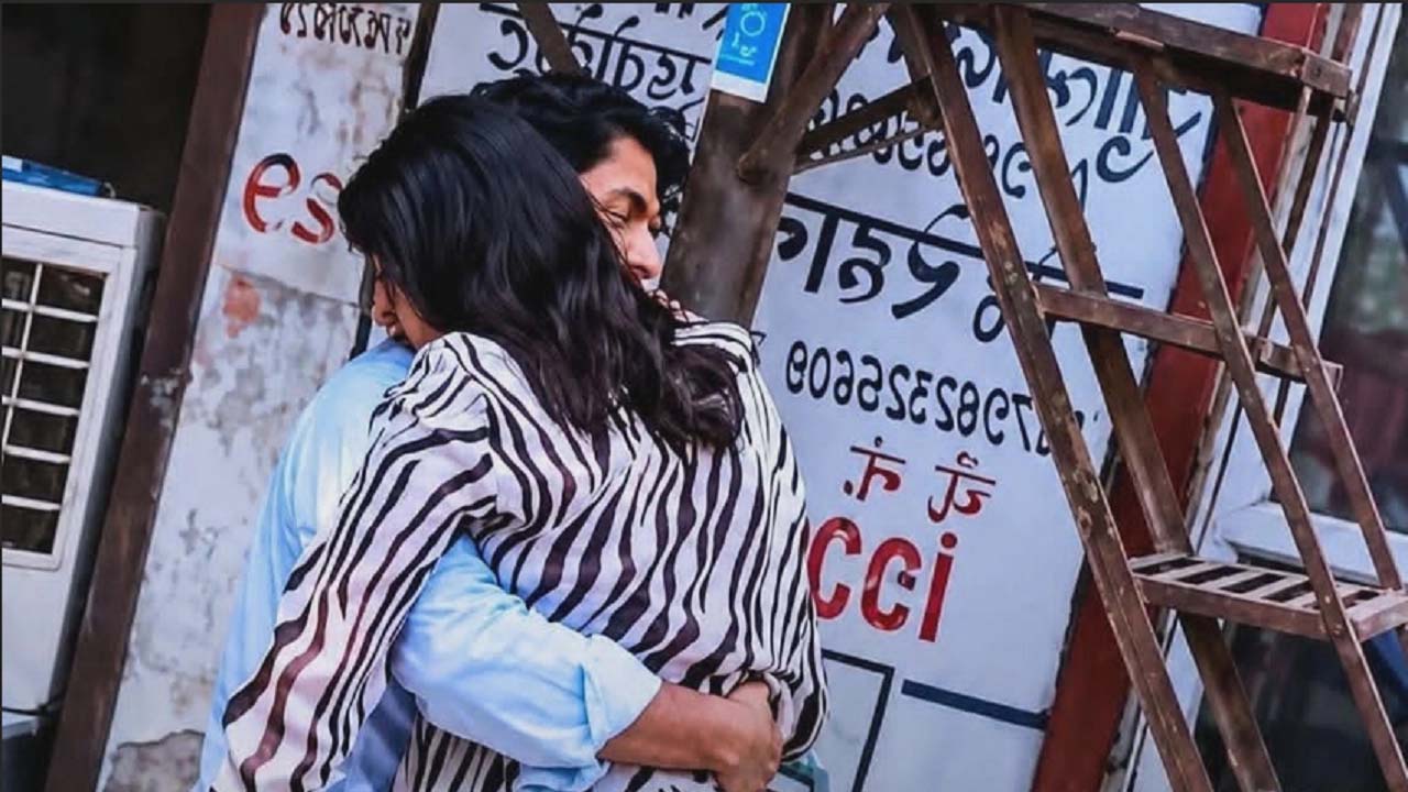 তালাকের কাগজ ছিঁড়ে আদালতেই স্বামীকে জড়িয়ে ধরলেন স্ত্রী!