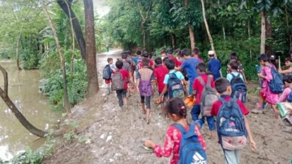 পথের অভাবে থমকে যাচ্ছে কোমলমতি শিক্ষার্থীদের শিক্ষার আলো