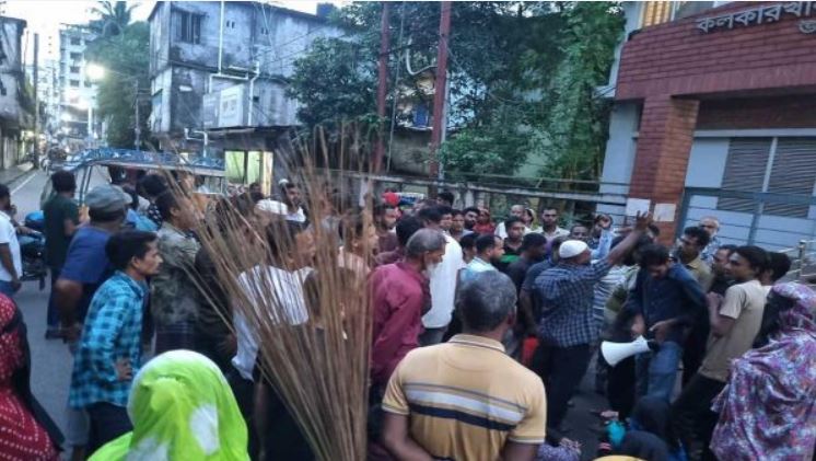 বরিশালে বকেয়া বেতন না পেয়ে শ্রমিকদের বিক্ষোভ