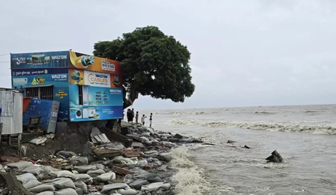 সমুদ্রে বিলীনের অপেক্ষায় কুয়াকাটা সৈকতের একমাত্র ট্যুরিস্ট পুলিশ বক্স