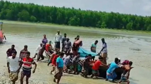 নৌকায় বসে চা খাওয়াই কাল হলো এক কর্মজীবীর