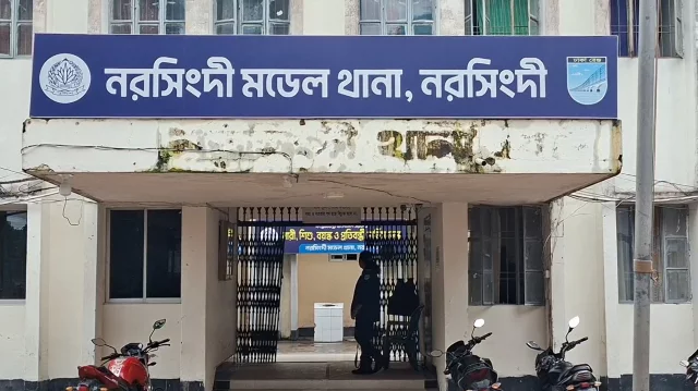 ফ্রি মদ না পেয়ে দোকান কর্মচারীর গায়ে পেট্রোল ঢেলে আগুন, গ্রেপ্তার দুই