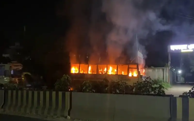মোহাম্মদপুরে মধ্যরাতে বাসে আগুন নিয়ে যা জানা গেল