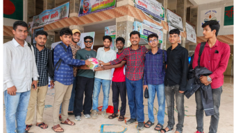 শিক্ষার্থীদের খেলাধুলায় উৎসাহিত করতে ববি ছাত্রদলের সাধারন সম্পাদকের উদ্যাগে ফুটবল বিতরণ