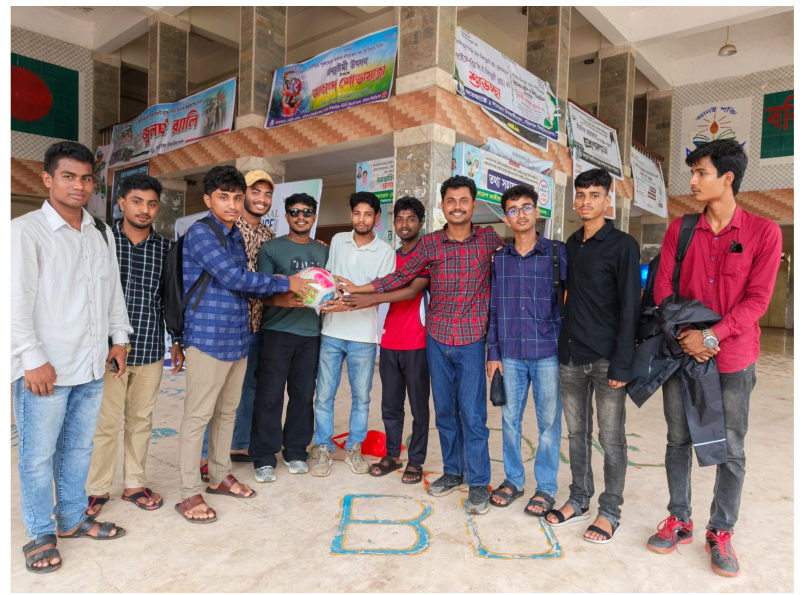 শিক্ষার্থীদের খেলাধুলায় উৎসাহিত করতে ববি ছাত্রদলের সাধারন সম্পাদকের উদ্যাগে ফুটবল বিতরণ