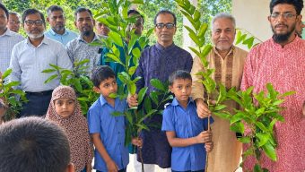বাউফলে শিক্ষার্থীর মাঝে ফলজ গাছ বিতরণ ও পরিচিতি সভা অনুষ্ঠিত