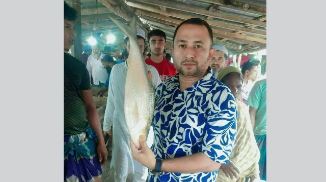লক্ষ্মীপুরে এক ইলিশ বিক্রি ১৩ হাজার টাকায়