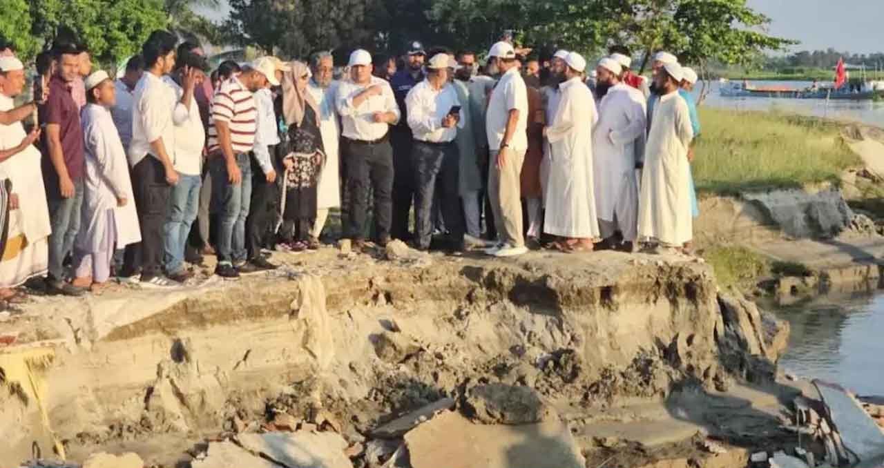 এশার নামাজ পড়ে যান মুসল্লিরা, ফজরে গিয়ে দেখেন ‘মসজিদ নেই