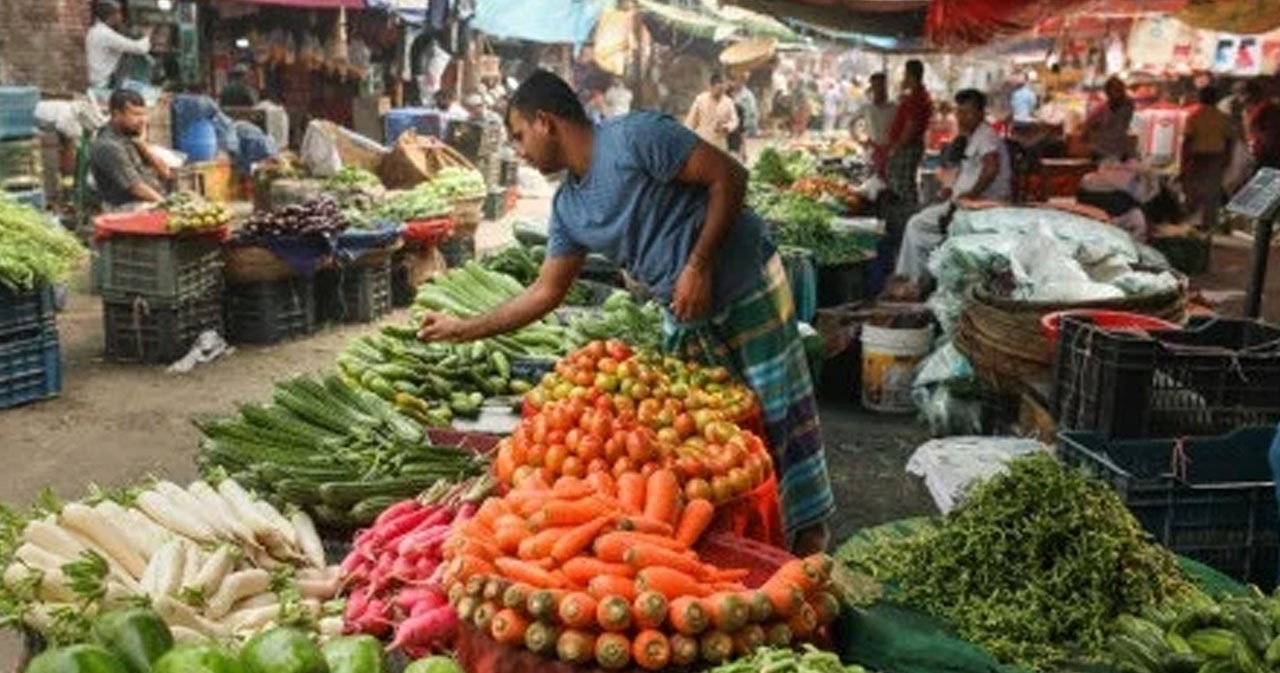 জ্বালানি তেলের দাম বাড়ার এক দিনেই চড়া নিত্যপণ্যের বাজার