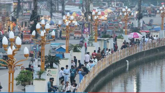 ‘লোটাস লাইটে’ সৌন্দর্য বেড়েছে বরিশাল শহরের চৌমাথা লেকের
