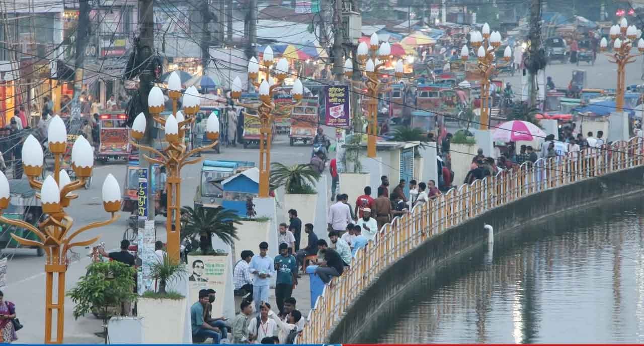 ‘লোটাস লাইটে’ সৌন্দর্য বেড়েছে বরিশাল শহরের চৌমাথা লেকের