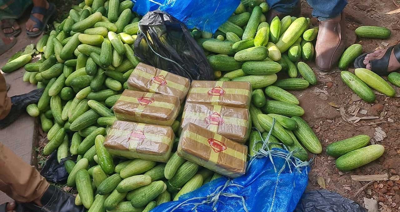 শসার বস্তা খুলতেই বের হলো ৬০ হাজার পিস ইয়াবা