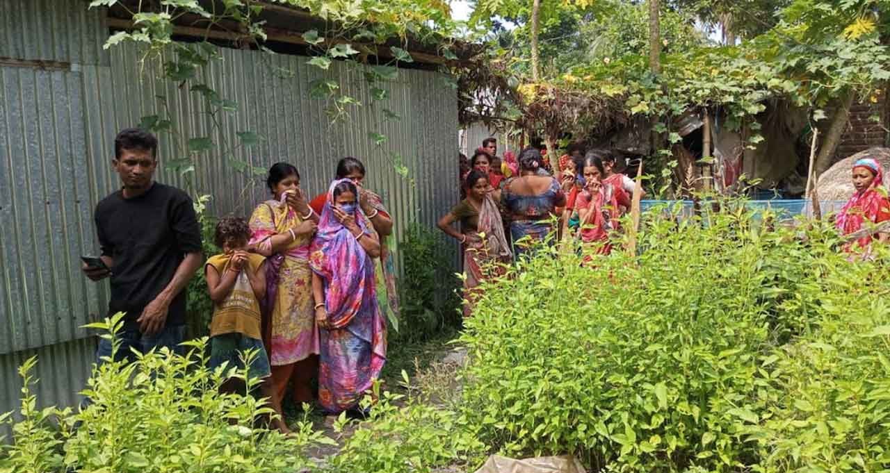 সবজি ক্ষেতে উপুড় হয়ে পড়েছিলেন পরী হাজরা, কাছে যেতেই ‘চোখ উঠল কপালে’