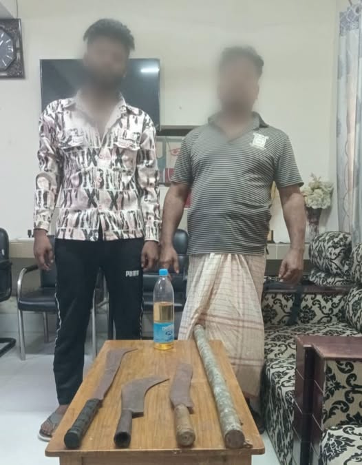 বরিশালে দেশীয় ধারালো অস্ত্রসহ দুইজন আটক