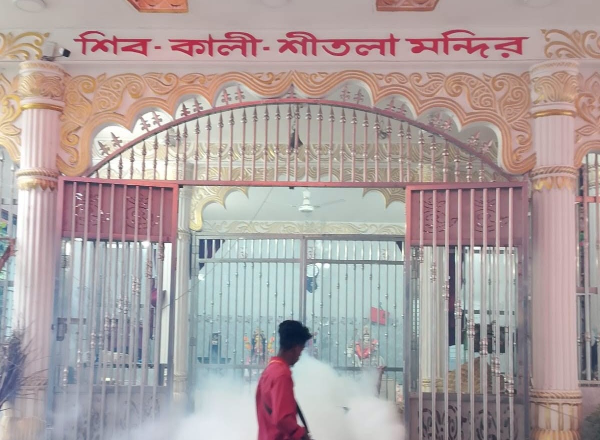 শারদীয় দুর্গাপূজা উপলক্ষে বরিশাল নগরীর পূজা মন্ডপে ফগার মেশিনের মাধ্যমে মশক নিধন কার্যক্রম