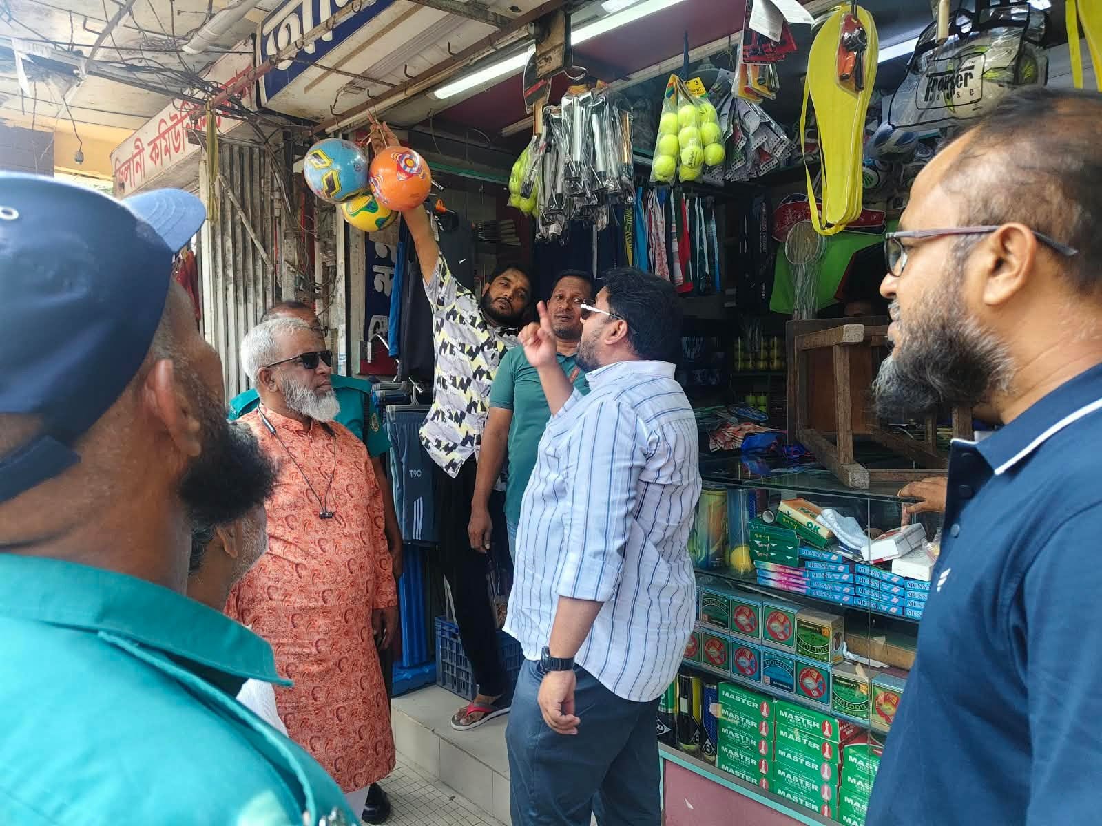 বরিশালে অবৈধ স্থাপনা উচ্ছেদে বিসিসির মোবাইল কোর্ট অভিযান