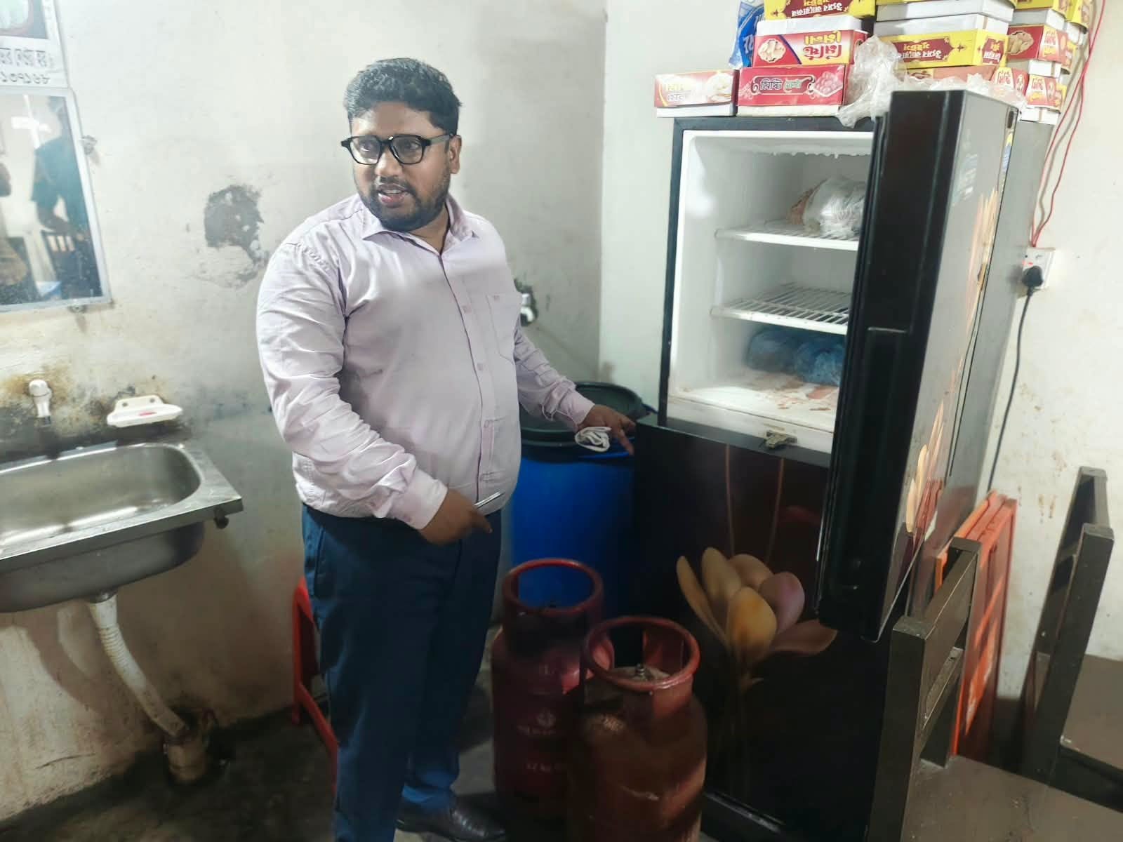 বরিশালে অস্বাস্থ্যকর পরিবেশ ও ট্রেড লাইসেন্স না থাকায় ৫ প্রতিষ্ঠানকে জরিমানা