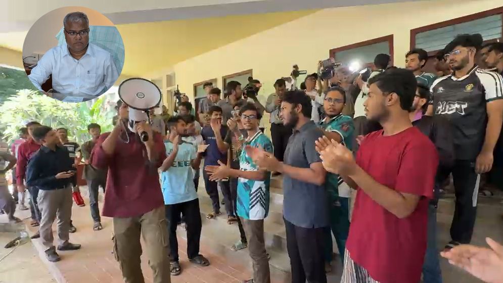 তালা ভেঙে কার্যালয়ে ঢুকে অবরুদ্ধ চুয়েটের নতুন ভিসি