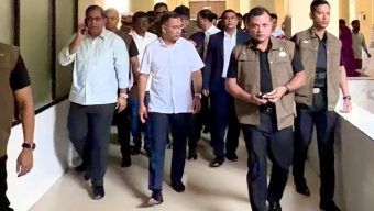 শিশু হাসপাতালে ধূমপানরত চিকিৎসককে হাতেনাতে ধরলেন প্রধানমন্ত্রী, বরখাস্তের নির্দেশ