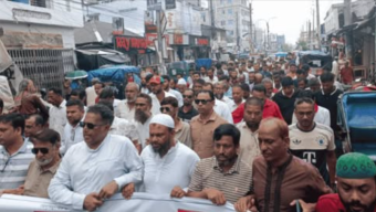 বরগুনায় সন্ত্রাসের প্রতিবাদে শ্রমিক দলের মিছিল