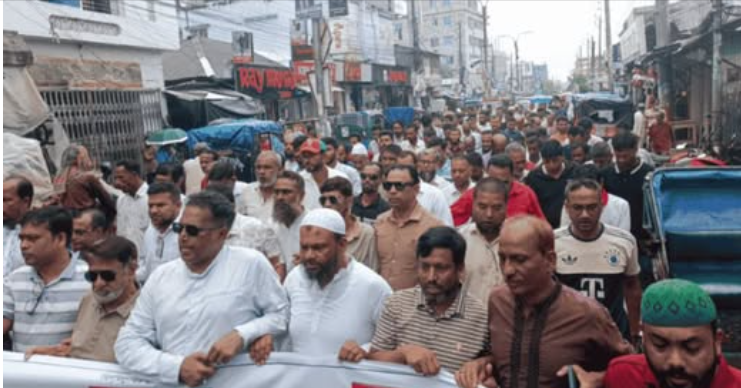 বরগুনায় সন্ত্রাসের প্রতিবাদে শ্রমিক দলের মিছিল