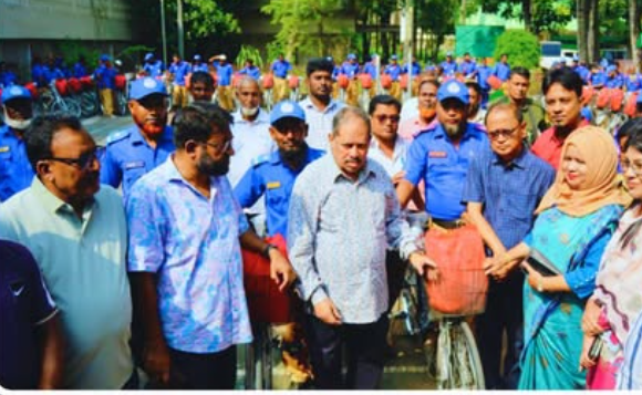 গ্রাম পুলিশের মাঝে বাইসাইকেল ও ইউনিফর্ম বিতরণ করেছে অ্যাডভোকেট মো. মজিবর রহমান সরোয়ার
