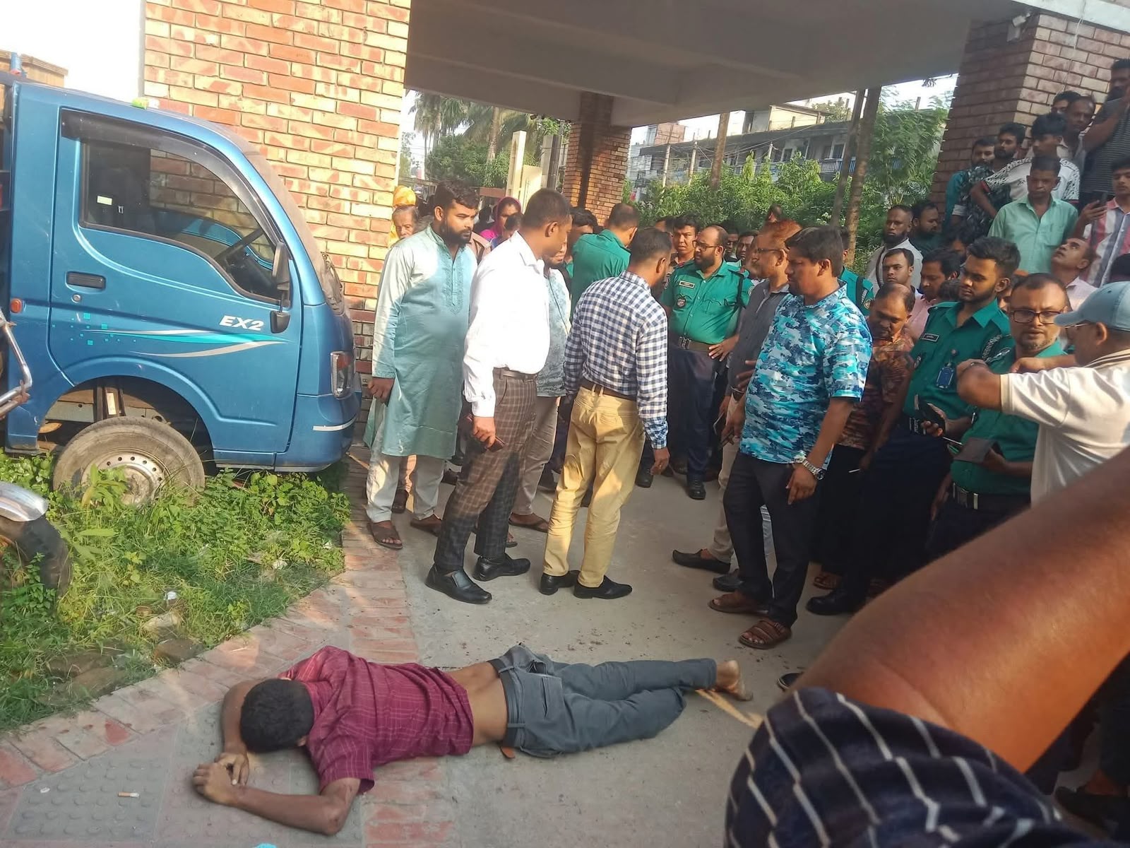 বরিশাল চিফ জুডিশিয়াল ম্যাজিস্ট্রেট আদালতের ৬ তলা ভবন থেকে পড়ে যুবকের মৃত্যু