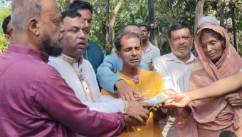 বাউফলে অগ্নিকাণ্ডে নিঃস্ব দিনমজুরের পরিবার; সহযোগিতার হাত বাড়িয়েছে বিএনপি