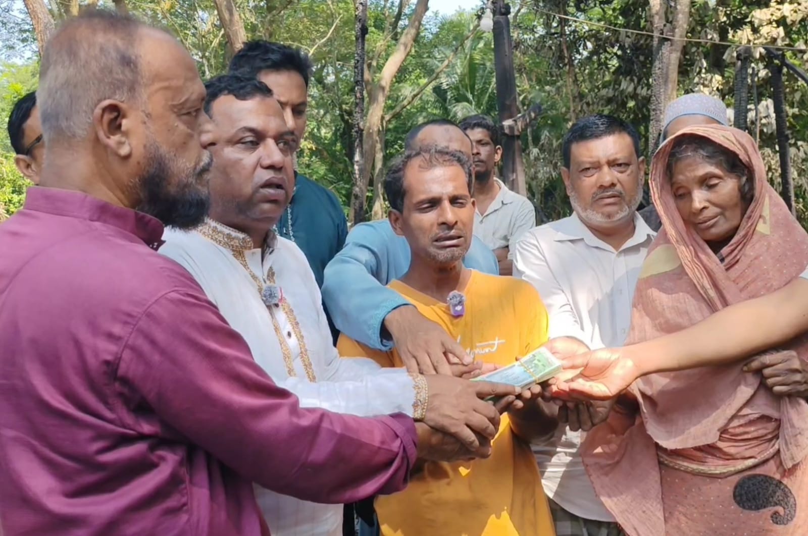 বাউফলে অগ্নিকাণ্ডে নিঃস্ব দিনমজুরের পরিবার; সহযোগিতার হাত বাড়িয়েছে বিএনপি