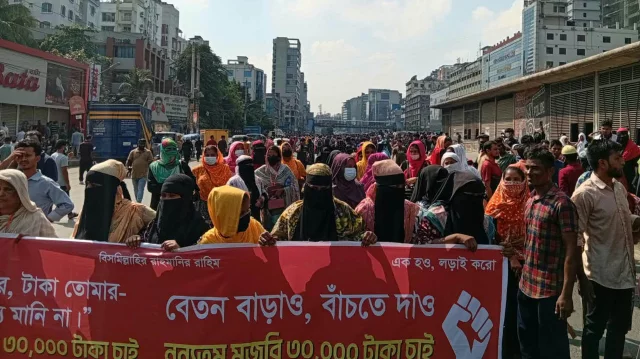 বেতন বৃদ্ধির দাবিতে আজও উত্তরায় রাস্তা আটকে বিক্ষোভ