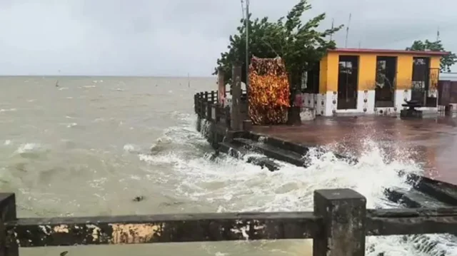 ঘূর্ণিঝড় অর্ণব: ভারী বৃষ্টি ও ঝোড়ো হাওয়ায় কাঁপছে ওড়িশা