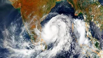 শক্তি বাড়ালো ‘অর্ণব’, ফুঁসছে সাগর