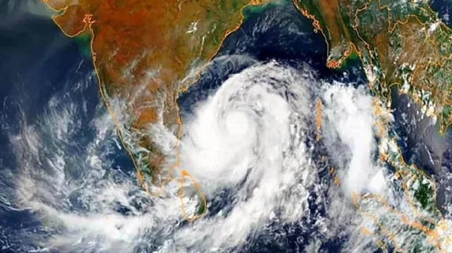 শক্তি বাড়ালো ‘অর্ণব’, ফুঁসছে সাগর