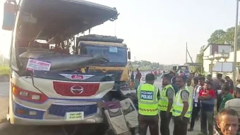 দাঁড়িয়ে থাকা ট্রাকের পেছনে বাসের ধাক্কা, নিহত ৩