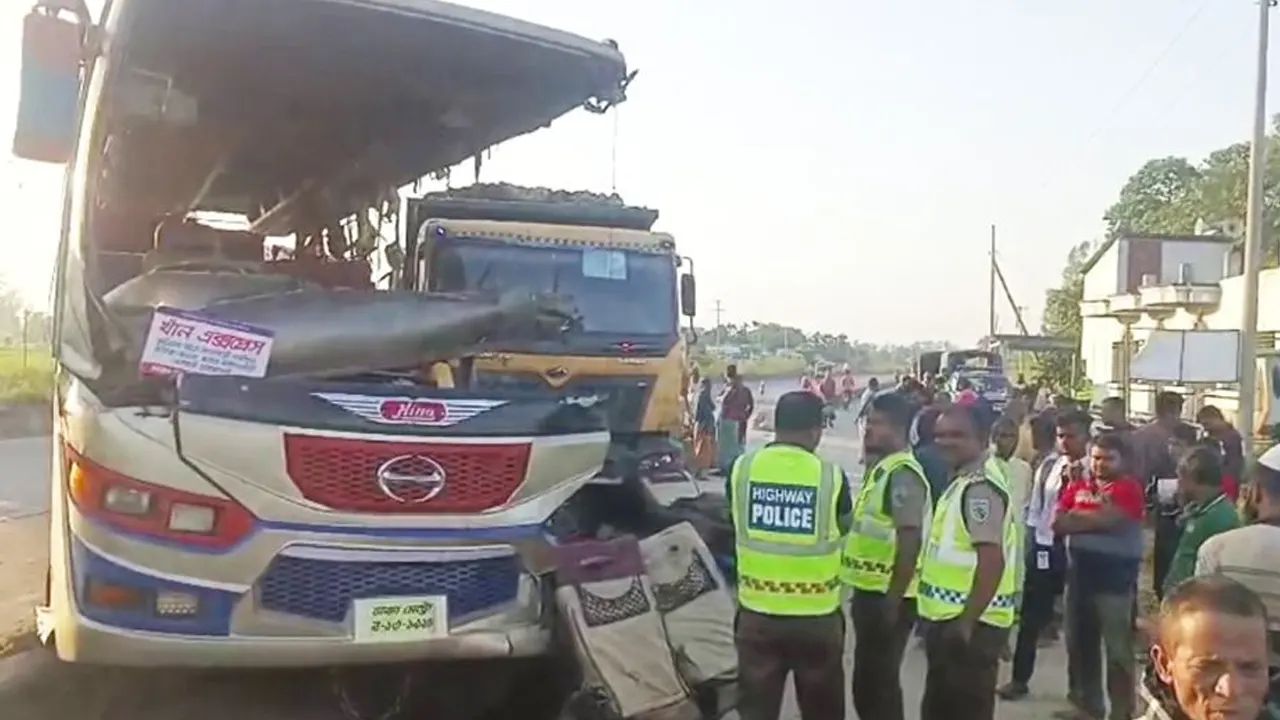 দাঁড়িয়ে থাকা ট্রাকের পেছনে বাসের ধাক্কা, নিহত ৩