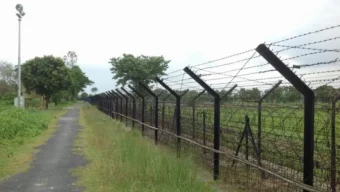 মাদক ব্যবসায়ীকে ধাওয়া করতে গিয়ে বিএসএফের হাতে আটক দুই পুলিশ