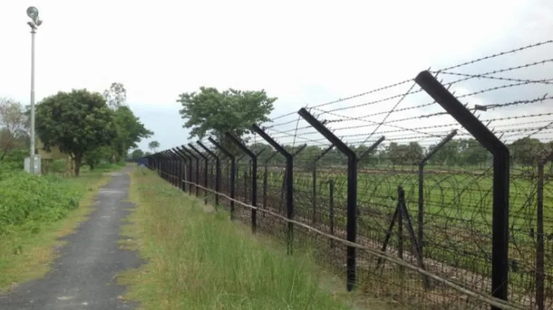 মাদক ব্যবসায়ীকে ধাওয়া করতে গিয়ে বিএসএফের হাতে আটক দুই পুলিশ