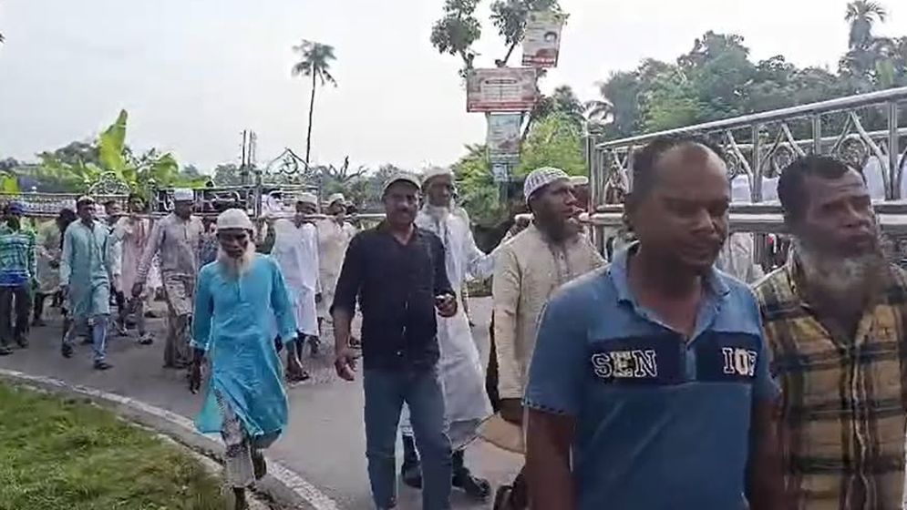 পাবনায় সোনাপাতি বিলে বজ্রপাতে নিহত ৬ শিশু-কিশোরের দা/ফন সম্পন্ন