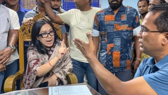 থানায় ঢুকে ওসিকে ‘চোর’ আখ্যা দিয়ে কড়া শাসানি দিলেন রুমিন ফারহানা