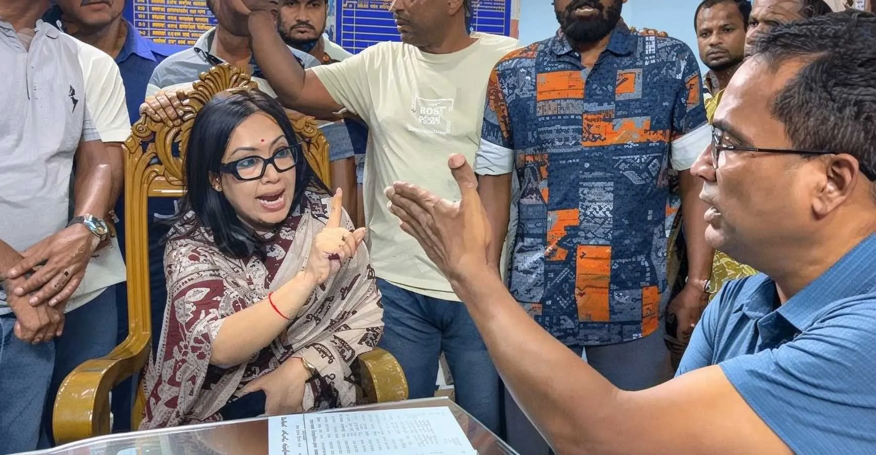 থানায় ঢুকে ওসিকে ‘চোর’ আখ্যা দিয়ে কড়া শাসানি দিলেন রুমিন ফারহানা