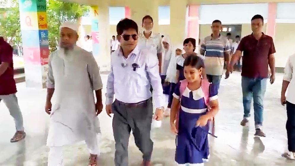 খুঁটিতে বাঁধা বাবার মুখে রুটি তুলে দেওয়া ছোট্ট তুবাকে স্কুলে নিয়ে গেলেন ইউএনও